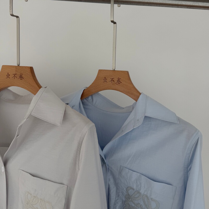 Low-Key, High-End, and Stylish! Luo~ Embroidered Pocket Shirt with A-Line Pleats on the Back Low-Key, High-End, and Stylish! Luo~ Embroidered Pocket Shirt with A-Line Pleats on the Back
