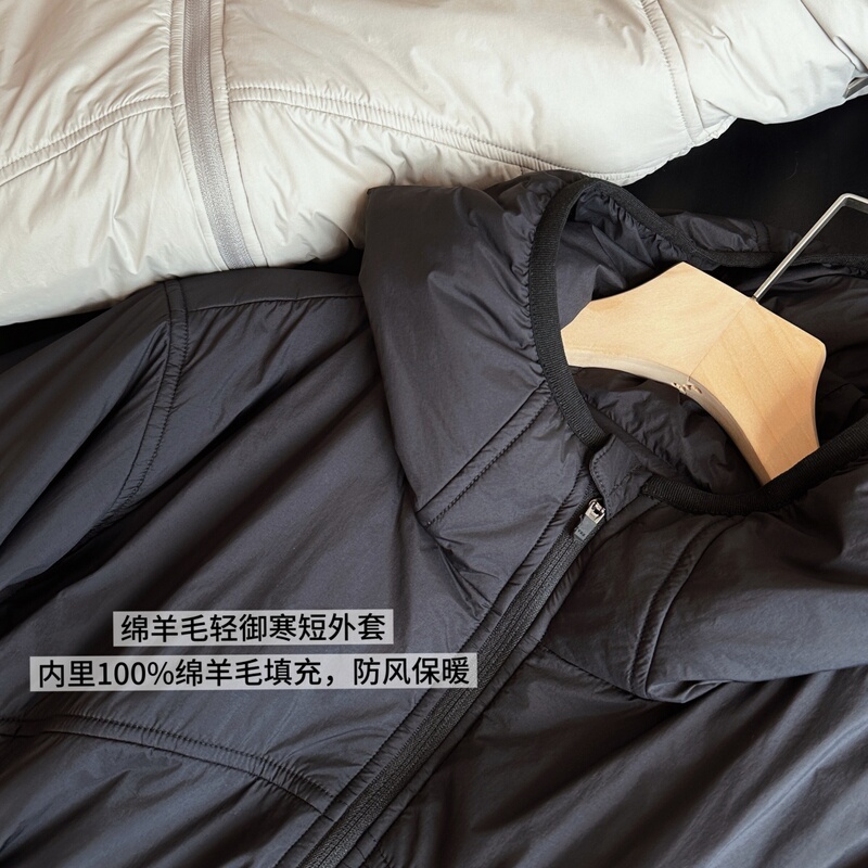 High-End Winter Wear That Provides Light Protection Against the Cold! a Stylish, Warm, and Lightweight Down-Like Hooded Jacket That Doesn'T Sacrifice Design High-End Winter Wear That Provides Light Protection Against the Cold! a Stylish, Warm, and Lightweight Down-Like Hooded Jacket That Doesn'T Sacrifice Design