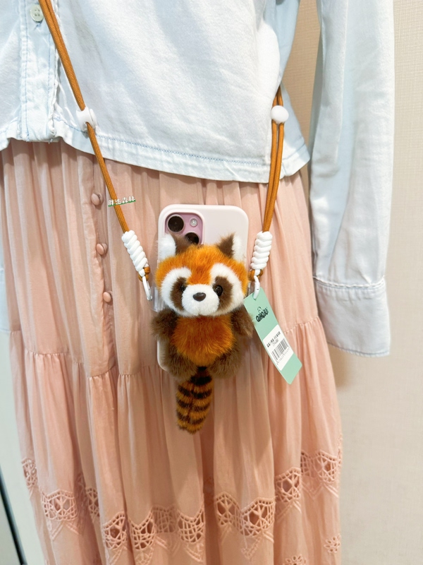 Panda and Raccoon Phone Clips of the Same Style from the Chengdu Panda Base, Qihuoju Series Products Panda and Raccoon Phone Clips of the Same Style from the Chengdu Panda Base, Qihuoju Series Products