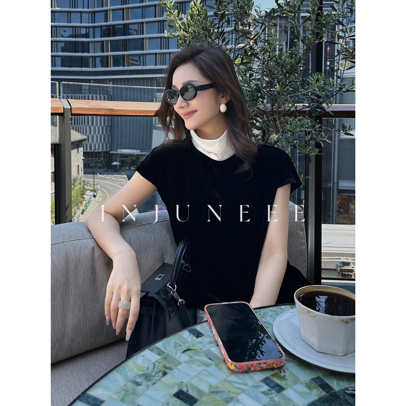 Liu Jiujiao Ijuneee, a Rising Star of the Era, Stunning Silk Velvet Top for Women, Summer French-Style Black Short-Sleeve T-Shirt