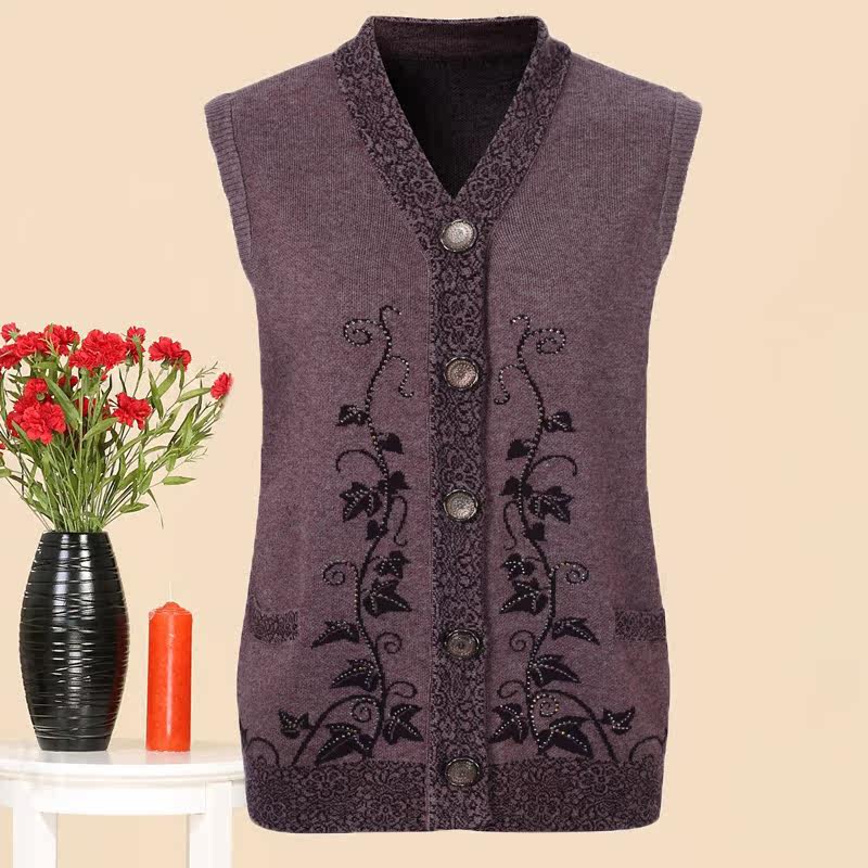 Жилеты для пожилых женщин. Жилетка женская вязаная для пожилых. Жилет для бабушки купить. Жилетка для бабушки. Бабушка в вязаном жилете.