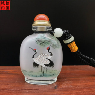 The inside of the snuff bottle is painted with hand-painted patterns, a special gift to play with, and a snuff powder to refresh the mind. the inside of the bottle is painted with small ornaments.