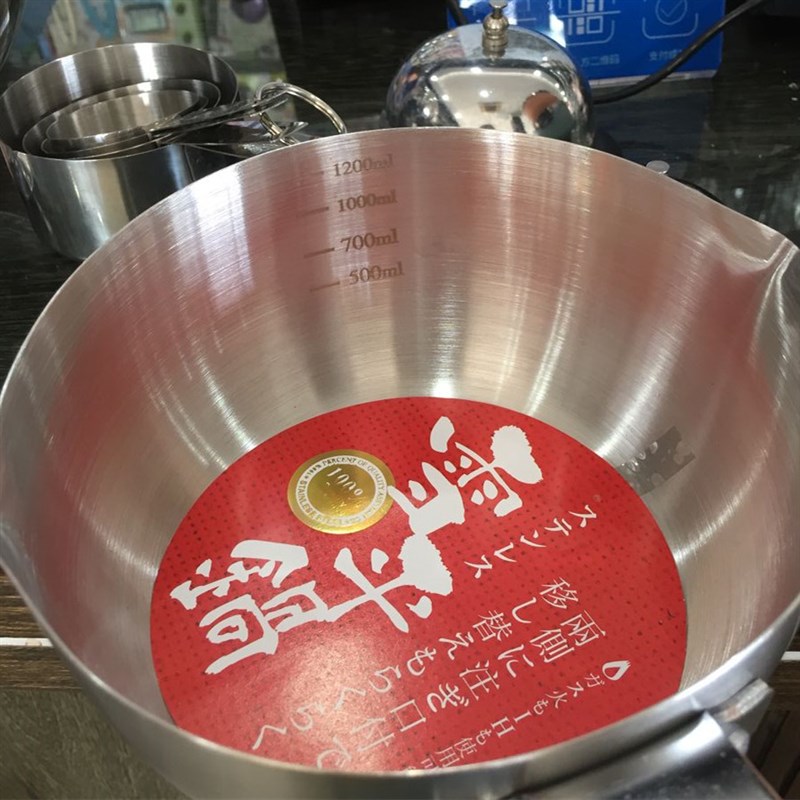 Japanese-style stainless steel snow pan, thickened milk pot, soup pot, instant noodle pot, large spoon with scale, solid wood handle Huageng