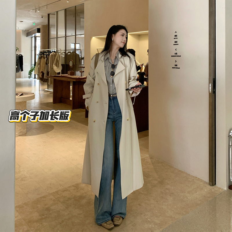 "Heroine Style Trench Coat" Is a Long Single-Breasted Coat with a Turn-Down Collar, Featuring an Extended British Style and a High-End, Elegant Feel "Heroine Style Trench Coat" Is a Long Single-Breasted Coat with a Turn-Down Collar, Featuring an Extended British Style and a High-End, Elegant Feel