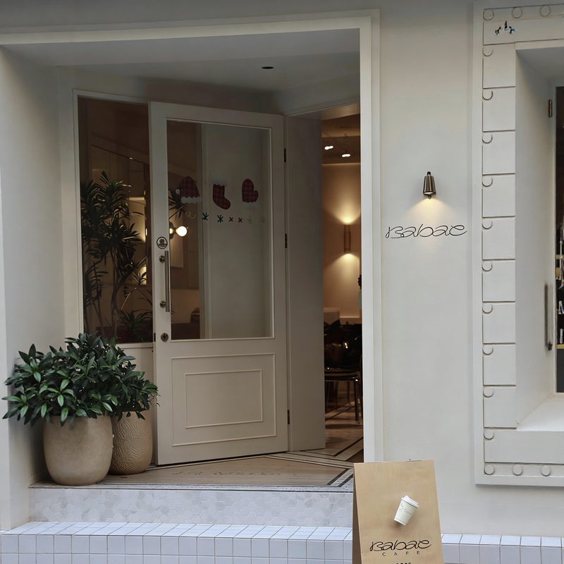 French-Style Retro Single-Door Cream-Colored White Glass Door for Beauty and Nail Salons, Flat-Opening Luxury Entrance Door French-Style Retro Single-Door Cream-Colored White Glass Door for Beauty and Nail Salons, Flat-Opening Luxury Entrance Door
