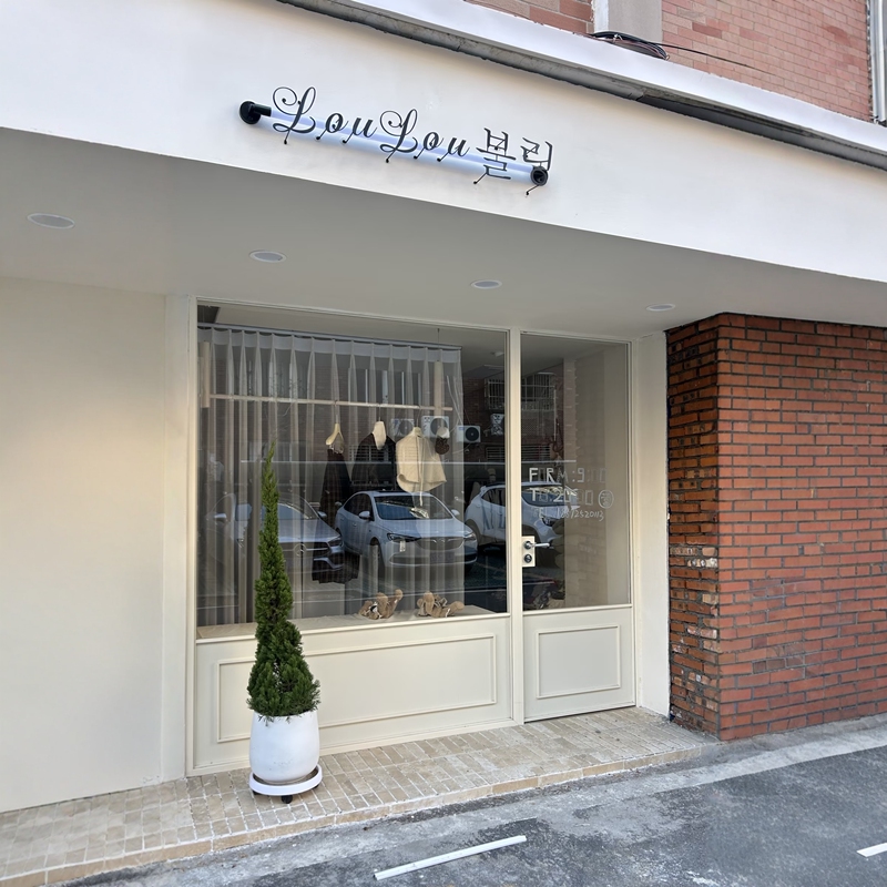 French-Style Vintage Clothing Store Glass Door, Shopping Mall Shop Swing Door, Bridal Salon, Dance Studio, Cream-Style Entrance Door French-Style Vintage Clothing Store Glass Door, Shopping Mall Shop Swing Door, Bridal Salon, Dance Studio, Cream-Style Entrance Door