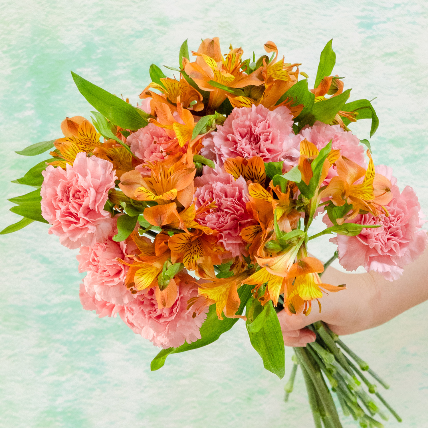 Narcissus and lily, fresh cut flowers of the sixth year, are used as embellishments to create an ethereal atmosphere at the Yunnan flower base