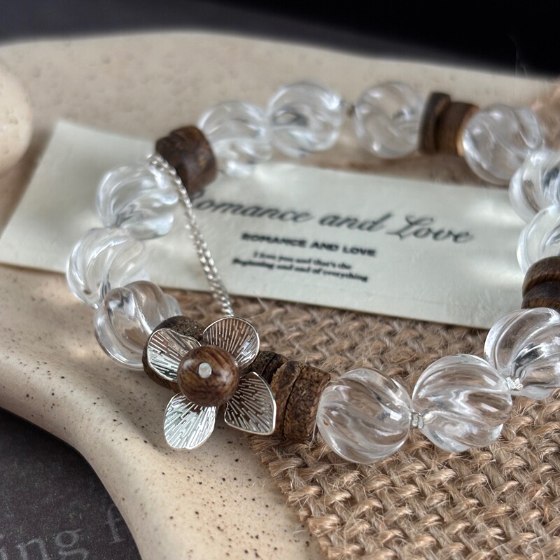 Autumn and Winter Twisted White Crystal Bracelet for Women, Natural Agarwood Four-Leaf Clover, Niche Design, Everyday Literary and Artistic Style, Fresh and Simple