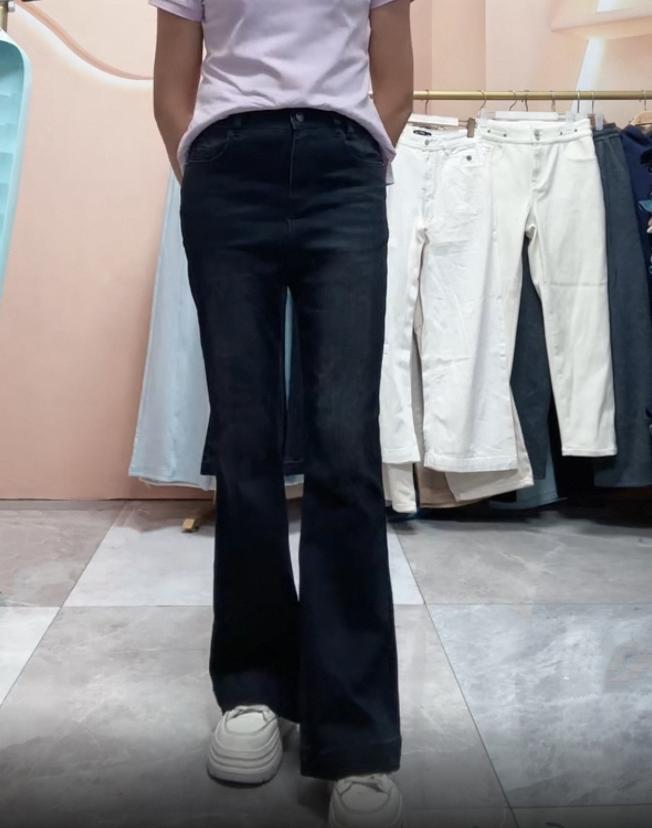 绝美微喇牛仔裤：秋季显瘦神器的秘密