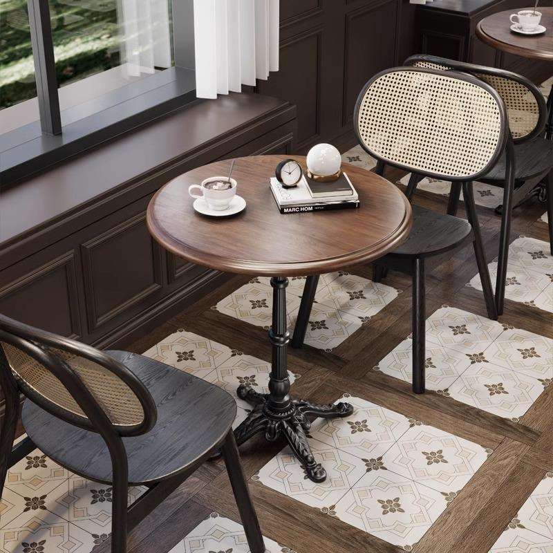 西餐桌上那抹精致皮革身影