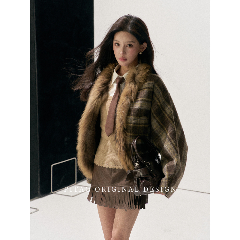 Pitao Original "Hailea Collection" Winter Women's Plaid Batwing Sleeve Raccoon Fur Double-Sided Woolen Coat Pitao Original "Hailea Collection" Winter Women's Plaid Batwing Sleeve Raccoon Fur Double-Sided Woolen Coat
