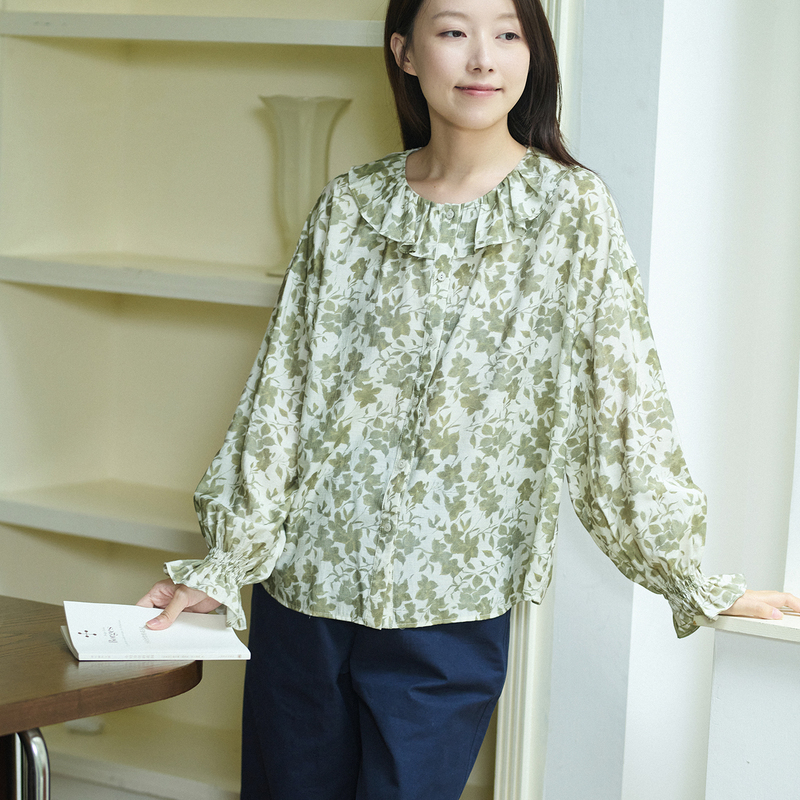 26Qda-066【Grass, Trees, Clouds and Sky】Romantic and Elegant Ruffled Collar Printed Shirt from Past and Present Lives