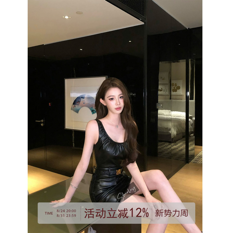 Shirley, the "Snake and Scorpion Beauty," Has a Sexy, Mature Style with a Pu Leather Pleated, Slim-Fitting, Sleeveless Bodycon Dress