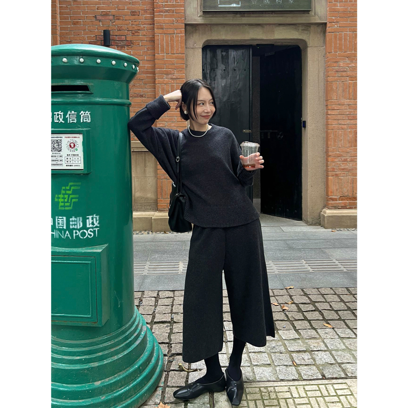 【Aurasahi】Round Neck Short Sweater + Cropped Wide-Leg Pants 100% Sheep Wool Knitted Two-Piece Set T91020 【Aurasahi】Round Neck Short Sweater + Cropped Wide-Leg Pants 100% Sheep Wool Knitted Two-Piece Set T91020
