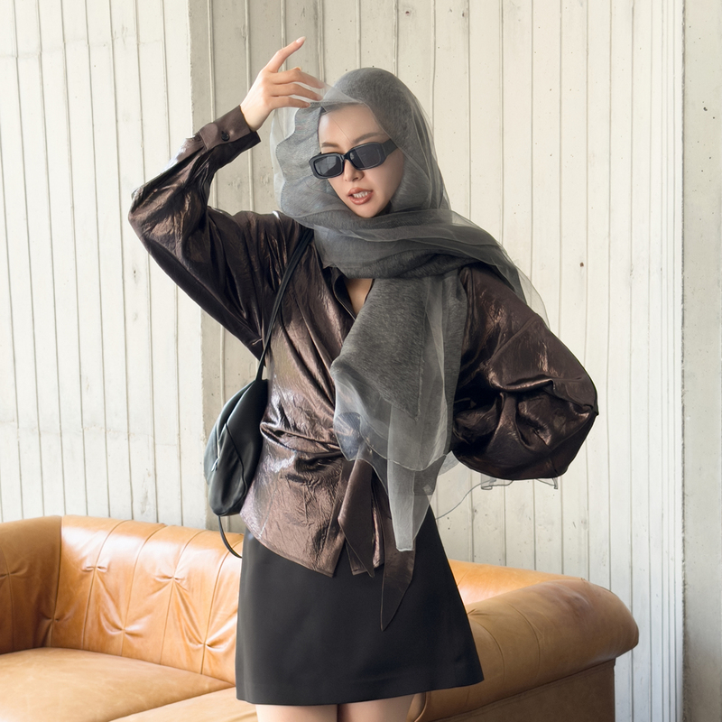 Li Ru's Women's Autumn Design Shirt with a Turn-Down Collar, Waist Tie, Pleated Texture, Loose Long Sleeves, and an Elegant Look Li Ru's Women's Autumn Design Shirt with a Turn-Down Collar, Waist Tie, Pleated Texture, Loose Long Sleeves, and an Elegant Look