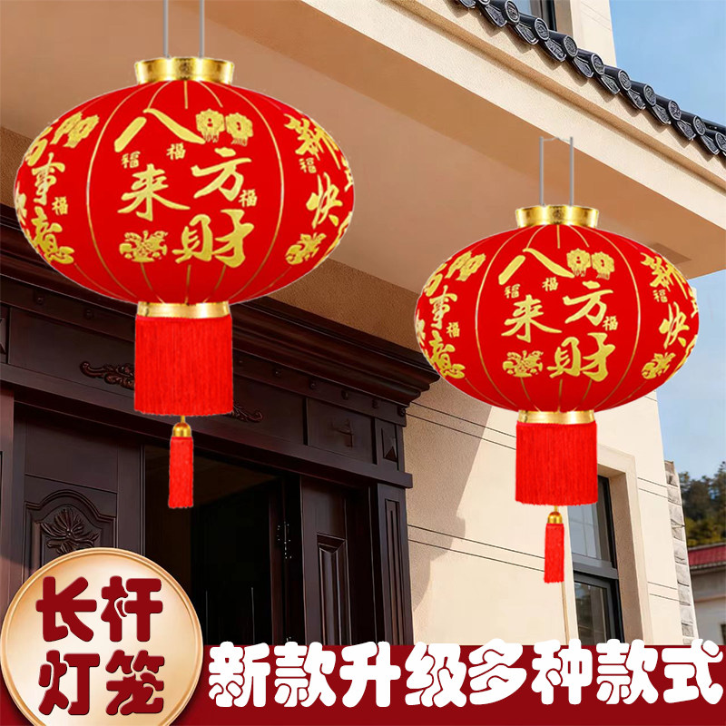 春節の新年の飾り付け。バルコニーには大きな赤い提灯が飾られている。