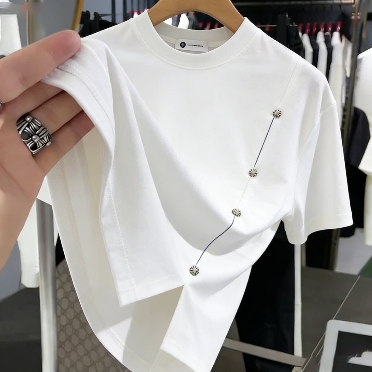 เสื้อผ้าผู้ชายแนวหรูหราเบา ๆ เสื้อแบรนด์ทันสมัย ไซส์ใหญ่ สำหรับฤดูร้อน ปี 2026 เสื้อทรงหลวม สไตล์สปอร์ต แต่งสีตัดกัน คอปกพับลง แขนสั้น