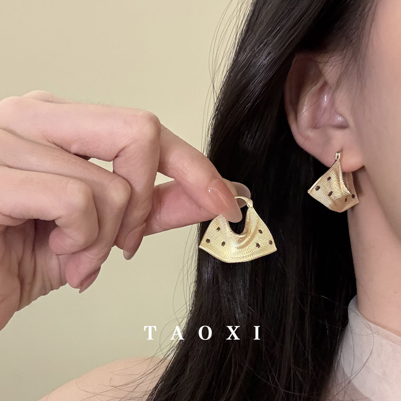 Tusky Paris Retro Gold Polka Dot Bag Earrings, Light Luxury High-End Earrings, Ear Clips, Ear Studs, Designer Earrings Tusky Paris Retro Gold Polka Dot Bag Earrings, Light Luxury High-End Earrings, Ear Clips, Ear Studs, Designer Earrings