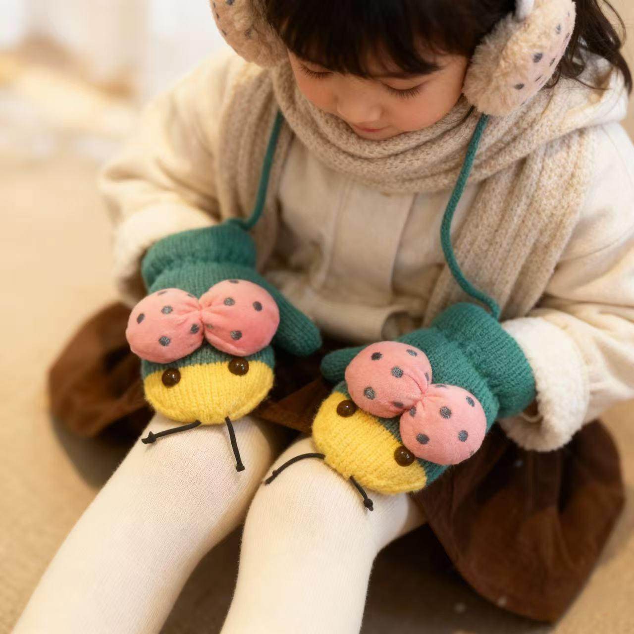 儿童冬季手套🧤怎么选?超萌加绒挂脖设计成爆款!