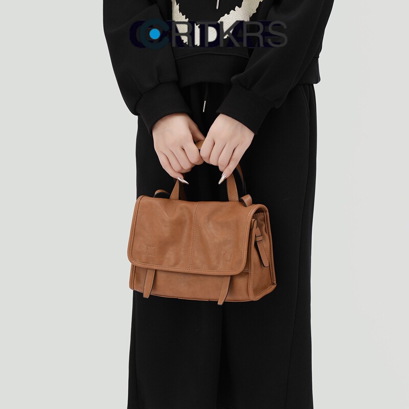 Crtkrs Retro Style Vegetable-Tanned Leather Messenger Bag for Women, Versatile for Commuting, Can Be Carried by Hand, Worn over the Shoulder or Crossbody, Small Square Bag Crtkrs Retro Style Vegetable-Tanned Leather Messenger Bag for Women, Versatile for Commuting, Can Be Carried by Hand, Worn over the Shoulder or Crossbody, Small Square Bag