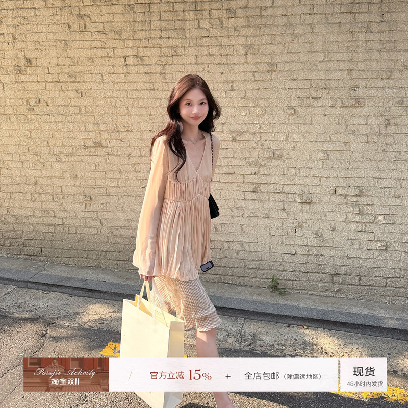For Jie Shijie, the "Cloud Draping Streamside" V-Neck Pleated Gentle Chiffon Blouse for Women, Summer Ruched Flared Long-Sleeve Top For Jie Shijie, the "Cloud Draping Streamside" V-Neck Pleated Gentle Chiffon Blouse for Women, Summer Ruched Flared Long-Sleeve Top