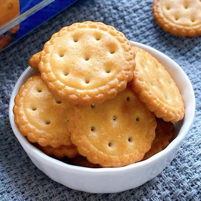 Internet celebrity Fujino Ichimura Japanese-style sea salt round biscuits 138g canned crispy biscuits office snacks