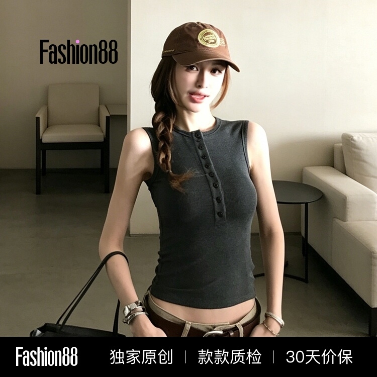 Wear Something Different in Summer: a Multi-Button Collared Racerback Tank Top That Slims the Figure and Enhances the Body Shape, a Sleeveless T-Shirt, or a Casual Inner Top