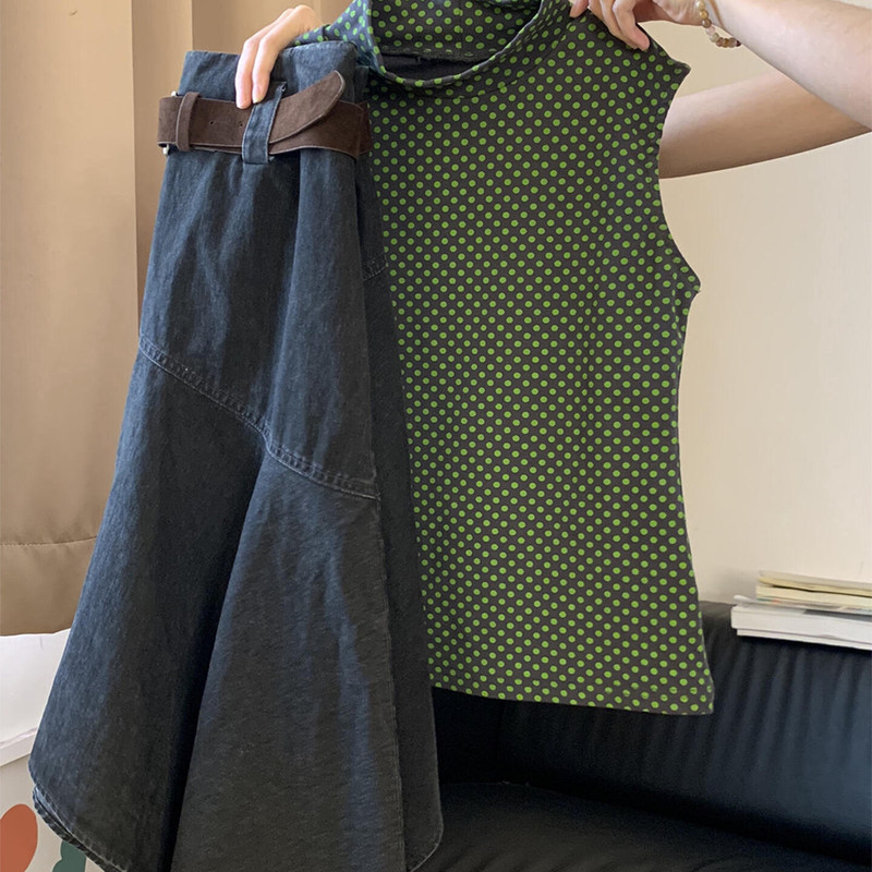 Korean Retro Green Polka Dot Sleeveless Vest for Women, Summer Irregular Denim Skirt, Very Beautiful Set Korean Retro Green Polka Dot Sleeveless Vest for Women, Summer Irregular Denim Skirt, Very Beautiful Set