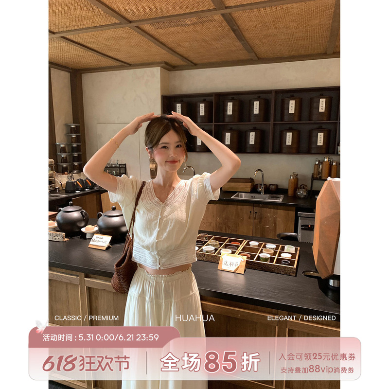 【Flower Flower】Cold Brew White Tea~ Korean Style Simple and Elegant Heavy Lace Splicing V-Neck Short Top for Summer 【Flower Flower】Cold Brew White Tea~ Korean Style Simple and Elegant Heavy Lace Splicing V-Neck Short Top for Summer