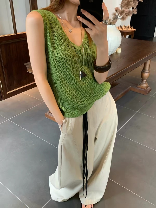 9-245 Fashionable and Versatile V Neck Sleeveless Knitted Vest, Loose and Casual