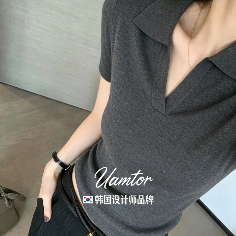 Korean Uamtor Old Money Style V-Neck Gray Knitted Short-Sleeve T-Shirt for Women, Summer 26, Regular Shoulder Polo Shirt with a Stylish Turn-Down Collar Korean Uamtor Old Money Style V-Neck Gray Knitted Short-Sleeve T-Shirt for Women, Summer 26, Regular Shoulder Polo Shirt with a Stylish Turn-Down Collar