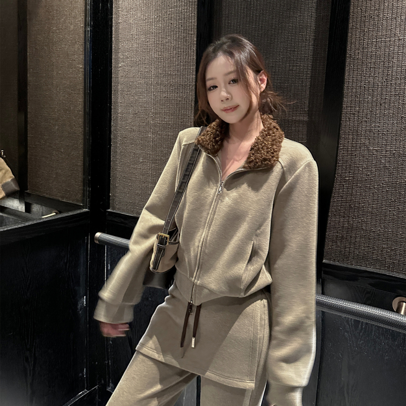 Qiqi's Quirky Plus-Size Women's Clothing【Travel Diary】Relaxed Patchwork Fur Collar Top and Flared Pants 260178 Qiqi's Quirky Plus-Size Women's Clothing【Travel Diary】Relaxed Patchwork Fur Collar Top and Flared Pants 260178