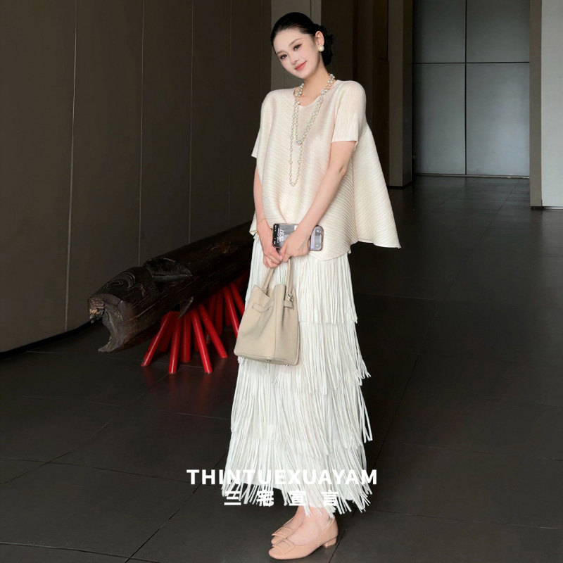 Miyake Pleated Short-Sleeved Top with Vertical Tassels and Skirt, High-End Suit for Women, Summer Gentle Style Two-Piece Set Miyake Pleated Short-Sleeved Top with Vertical Tassels and Skirt, High-End Suit for Women, Summer Gentle Style Two-Piece Set