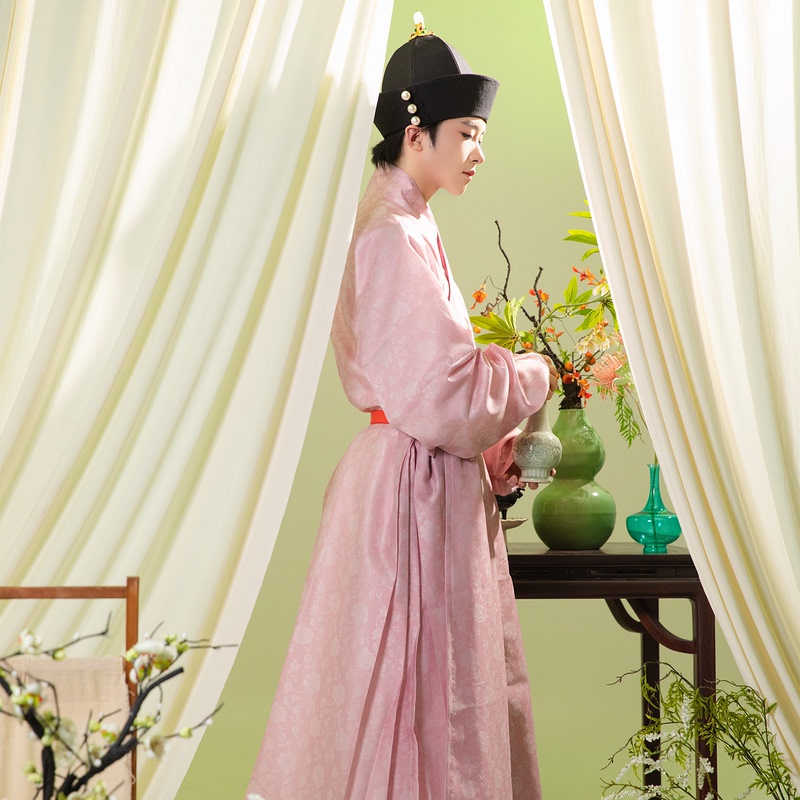 Cherishing the Chinese Style: Ming-Style Hanfu with Subtle Patterned Gauze, Cross-Collar Pleated Long Shirt, Pleated Robe in Pink with Hibiscus and Peony Designs for Everyday Wear Cherishing the Chinese Style: Ming-Style Hanfu with Subtle Patterned Gauze, Cross-Collar Pleated Long Shirt, Pleated Robe in Pink with Hibiscus and Peony Designs for Everyday Wear