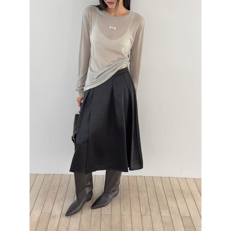 Lamagiegrey "Shimmer" Skirt with Side Slit and Pleats That Exudes an Advanced Sense of Elegance M26081807