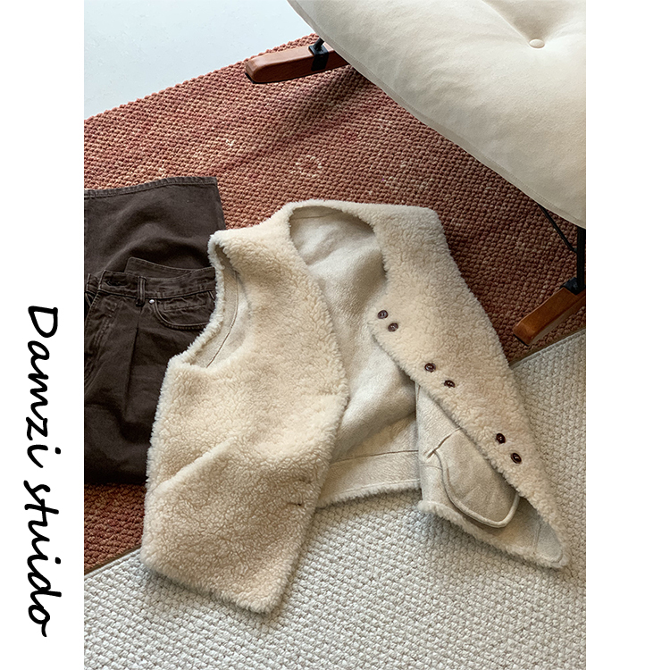 Da Mai Zi's Favorite Wool Vest for Winter, Model Mz1187, Is a Versatile Vest That Can Be Styled in Many Ways