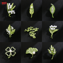 Green plant leaf brooch pearl pin Maple Leaf anti-light Joker sweater coat hipster accessories