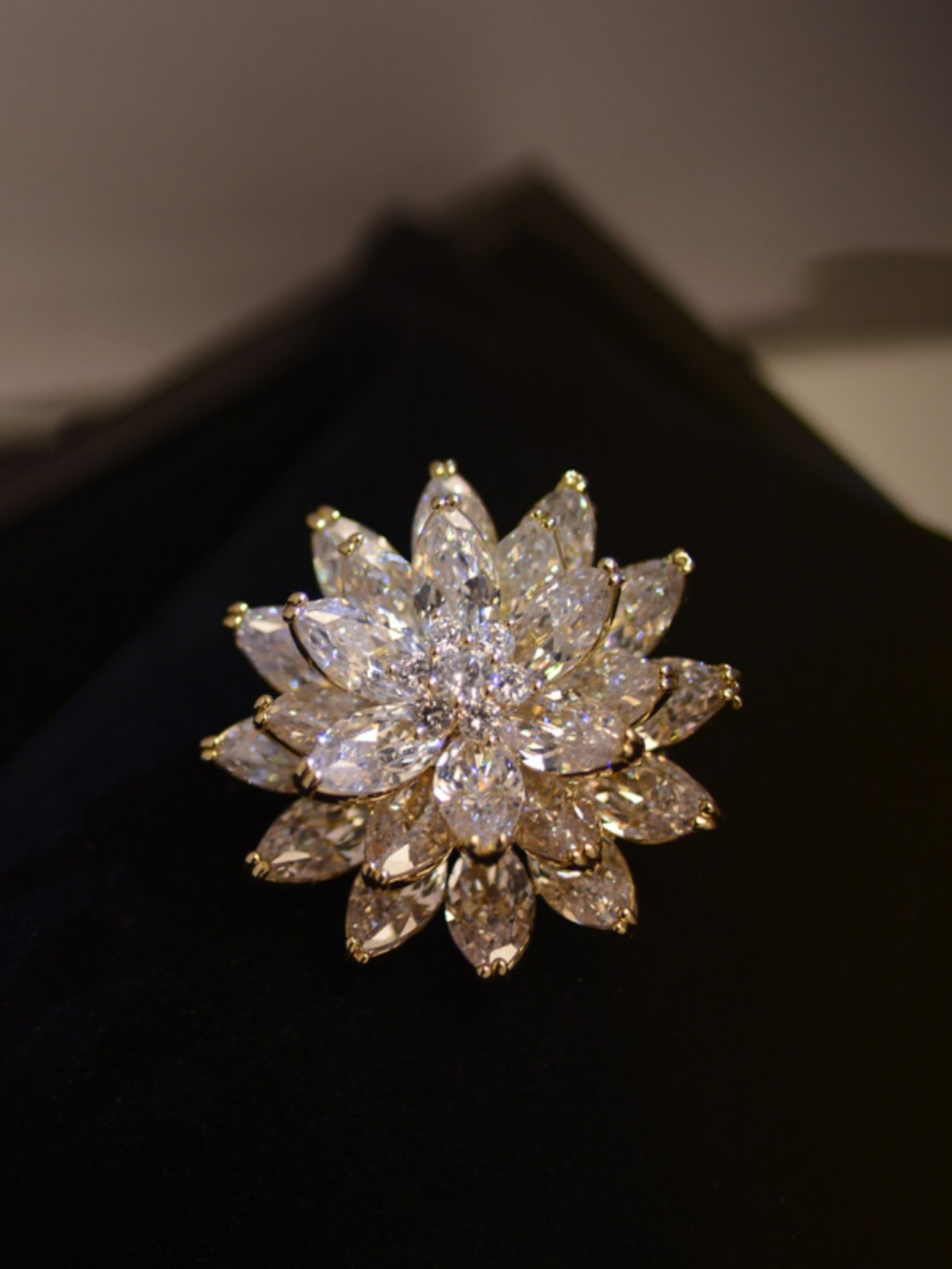 Luxurious High-End Brass Snow Lotus Zircon Brooch Fashion Clothing Fixed Anti-Exposure Corsage Atmospheric Pin Accessories