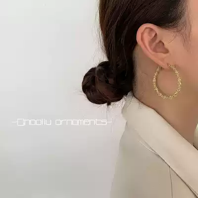 Golden ring niche personality earrings wrapped around special design sense earrings Korean net celebrity women go out wild earrings