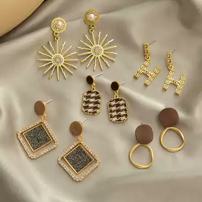 Korean temperament net red earrings 2021 new trend small and exquisite earrings design sense niche face small earrings