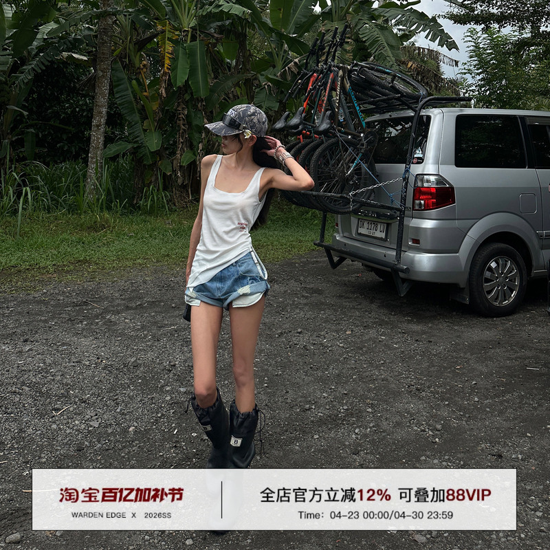 Han Hao Tian Warden Edge Tribal Adventure Blue Folded Denim Shorts for Women, Summer Slim Fit Low Waist Hip-Hugging Shorts