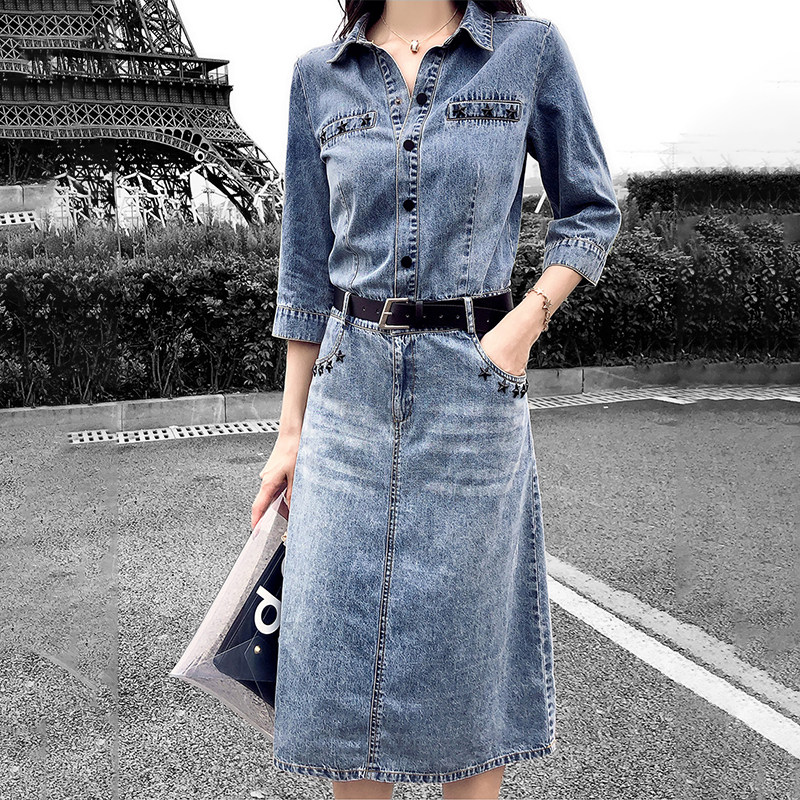Mapping Hong Kong light and luxurious fashion French women in the middle of a long version of a knee-mounted denim shirt dress