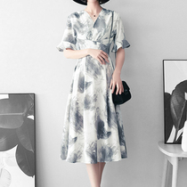 Mapping * Hong Kong light luxury slim slim waist womens 2021V neck lace up vintage print dress