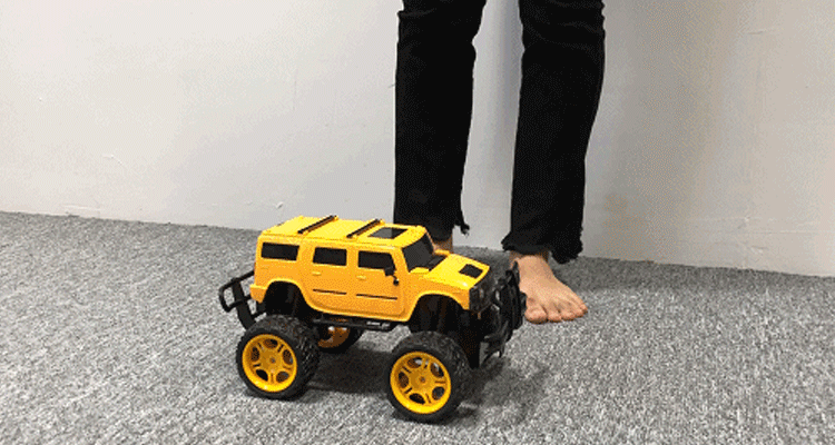 Xe cảnh sát lớn trôi dạt SUV điều khiển từ xa xe trẻ em đồ chơi trẻ em sạc điện thoại di động không dây điều khiển từ xa xe 3-10 tuổi ô tô điều khiển
