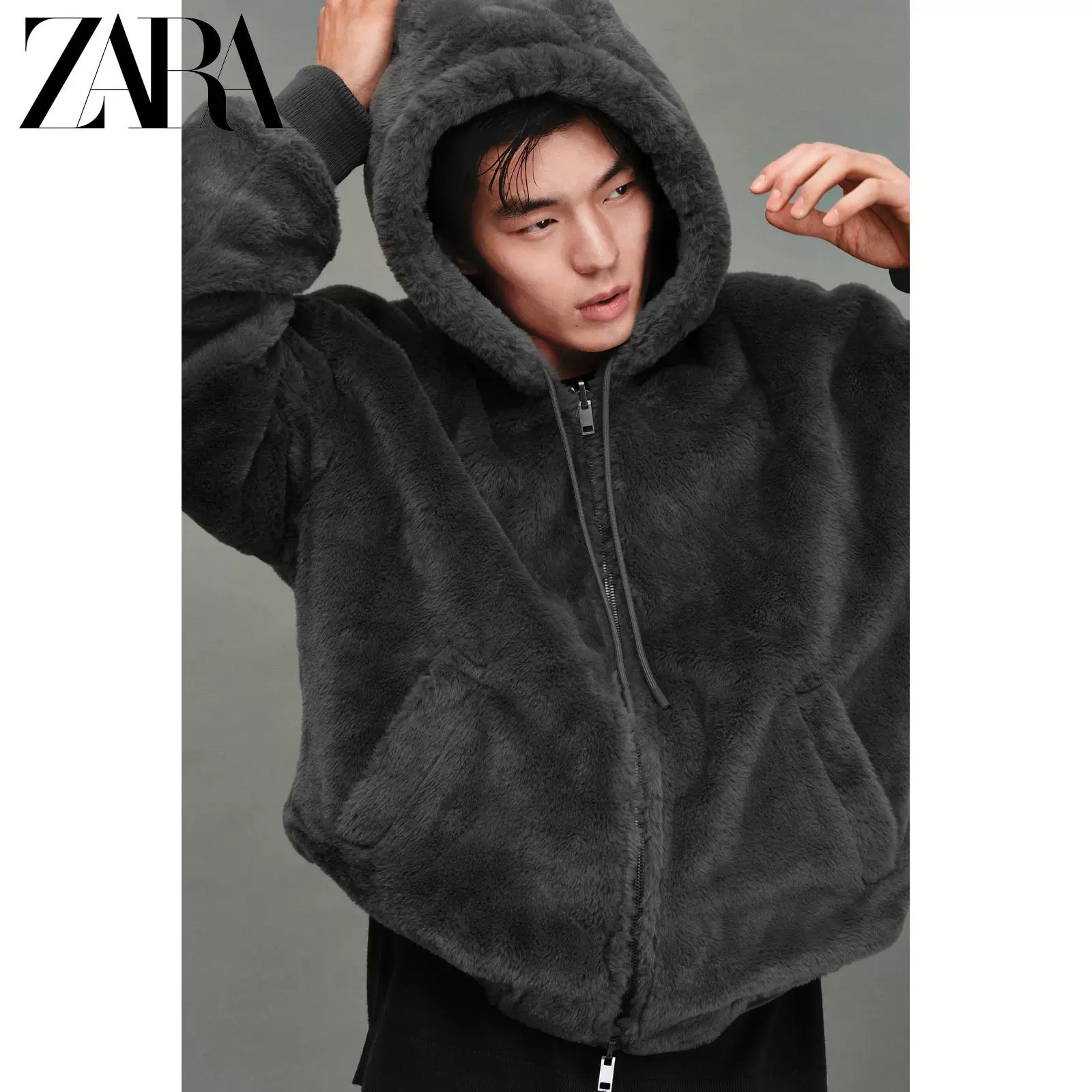 Новые поступления ZARA на осень 2025 Мужская куртка-бомбер из кожзаменителя с двусторонним эффектом 0993401 801