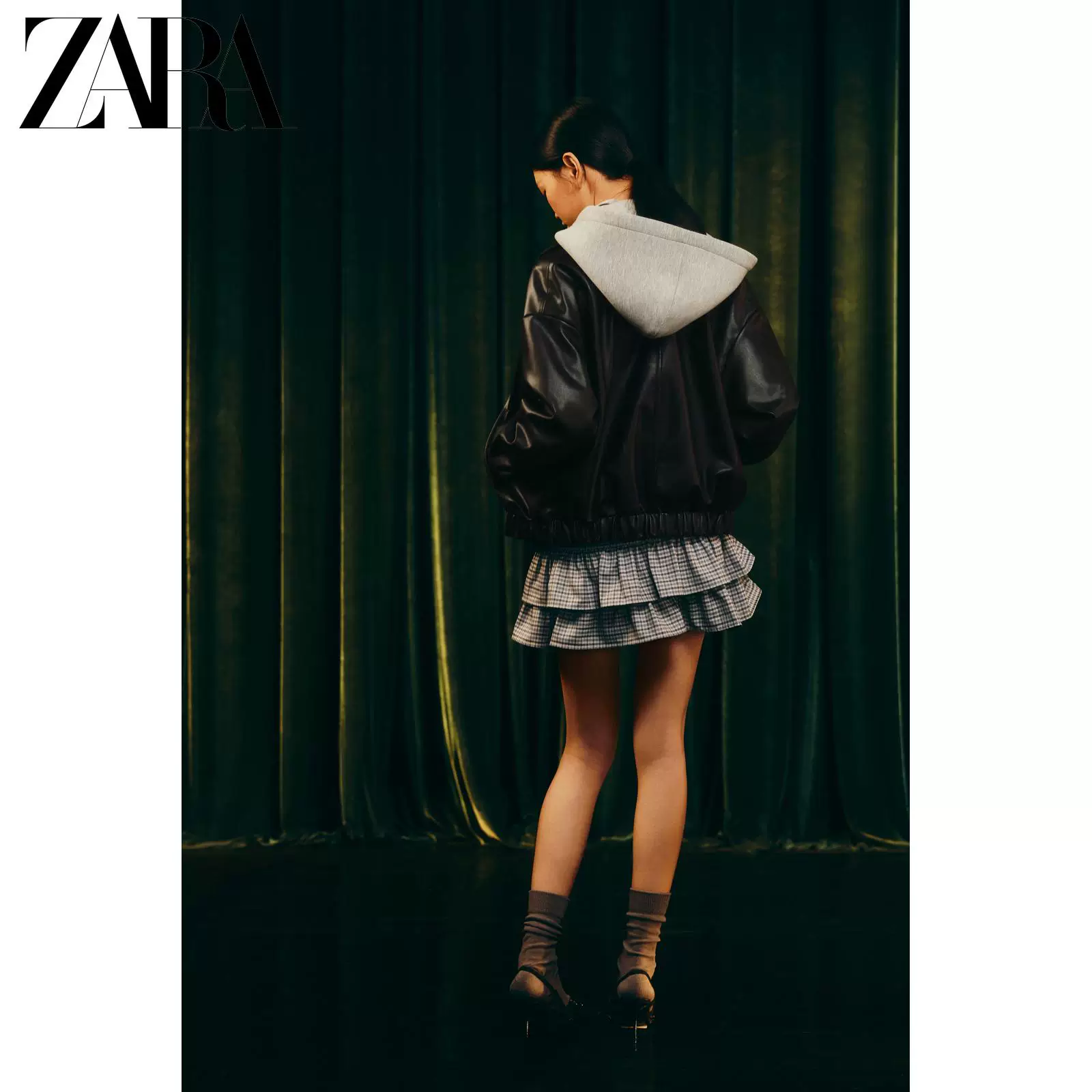 Женская жилетка кожаного эффекта с спайкой ZARA весна-лето 2026 Новинки 3046067 800