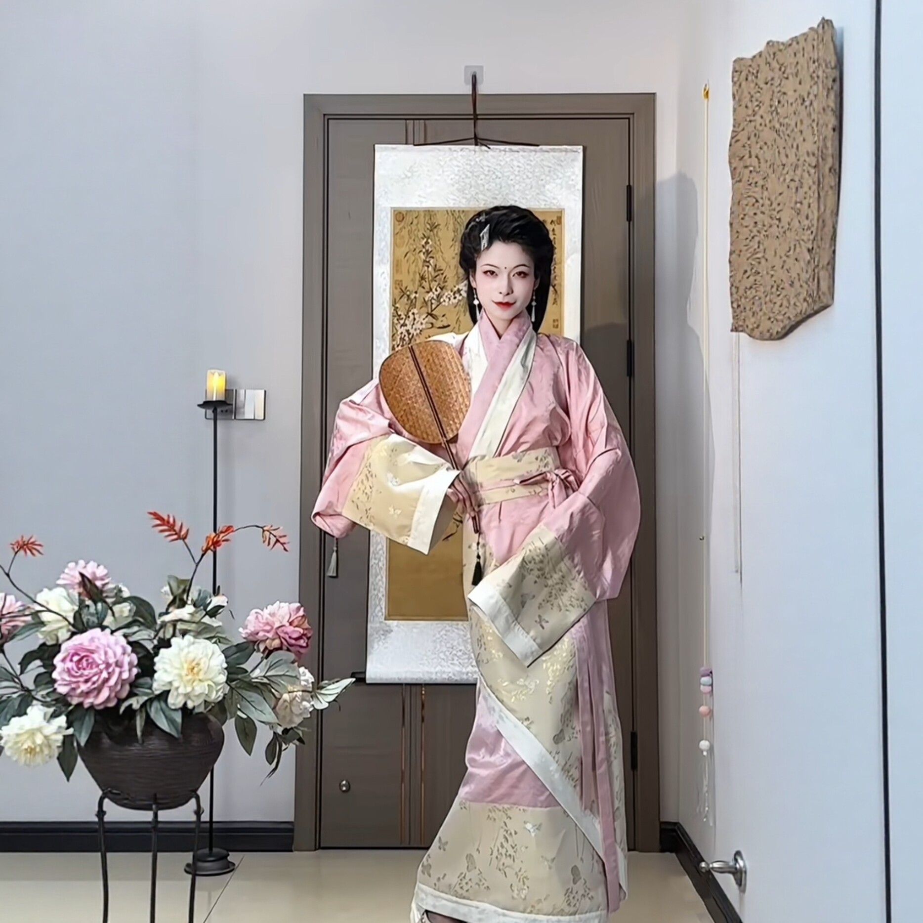 驚くほど美しい古代中国の漢服（伝統的な漢民族の衣服）の女性用。裾は修復され、戦国時代のデザインが施されており、クロスカラーと右前開きのデザインで、2026年の大人の着用に最適で、ダンスパフォーマンスにも理想的です。