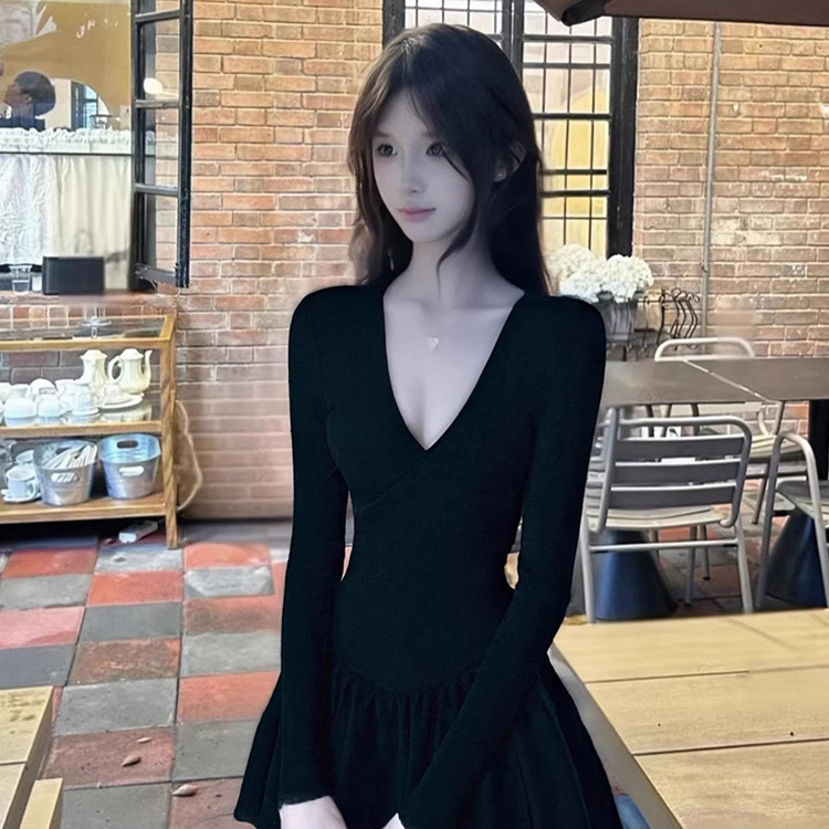Black Sexy V-Neck Long-Sleeve Dress for Women, Spring and Autumn 2026, Slim Fit, Niche Style, Waist-Cinching, Tight-Fitting, Spicy Girl Pleated Dress
