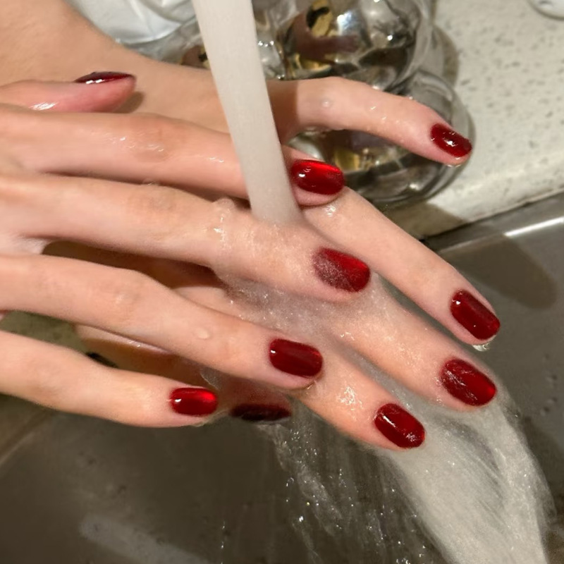 【Ruby】Handmade Short Nail Tips with Red Glass Beads and Cat's Eye Effect, Enhance Complexion, New Year High-End Everyday Style 【Ruby】Handmade Short Nail Tips with Red Glass Beads and Cat's Eye Effect, Enhance Complexion, New Year High-End Everyday Style