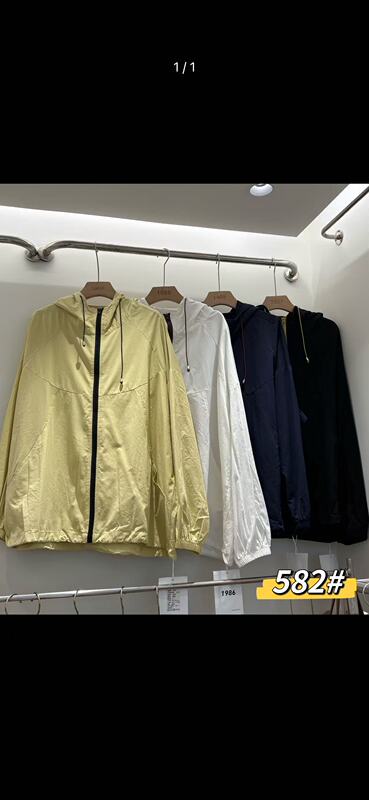 582 Zippered Hooded Jacket